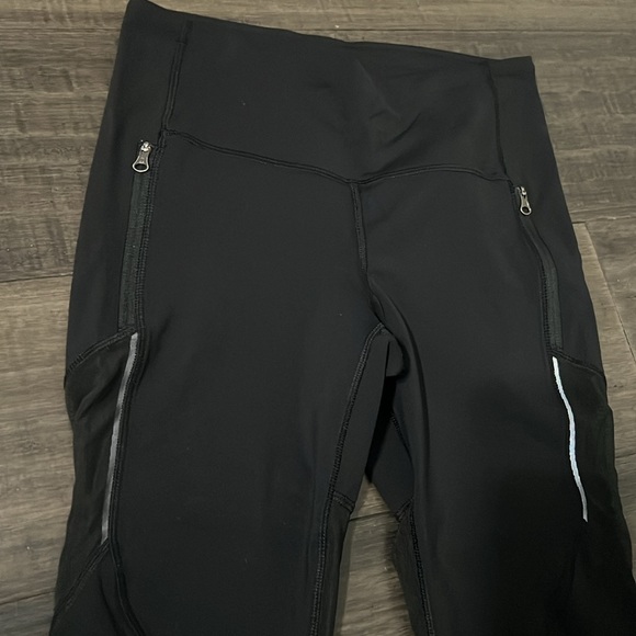 Lululemon Cropped Leggings-Black-Mesh Panels on Legs-Zippered Pockets-Size 8 - Picture 2 of 11